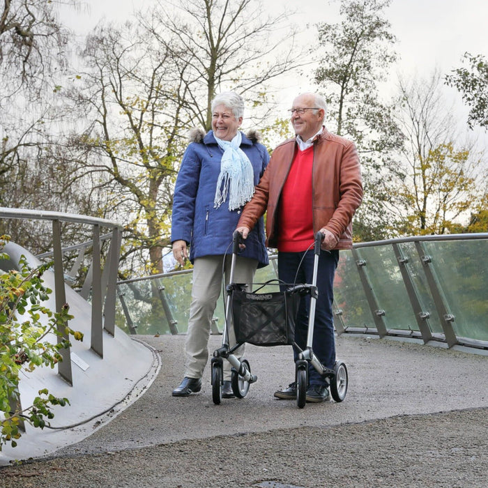 A copule enjoying a walk with the Gemino 30