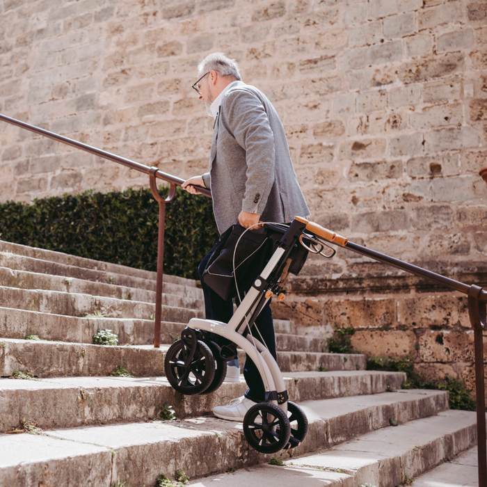 Easy to carry the Saljol ALU rollator  up and down stairs. 